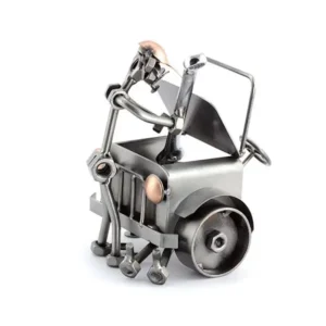 Automonteur met auto moerenbeeldje