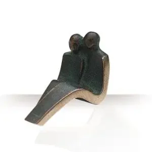 Zittend paar bronzen beeld
