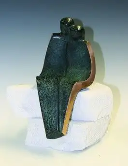 Zittend paar groot bronzen beeldje