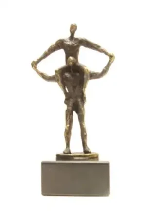 Bronzen beeld Samen de zaak van de grond tillen