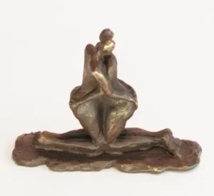 Bronzen beeld geborgenheid samen knielend