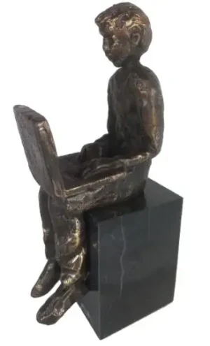 Beeld brons - ICT-er - Persoon met laptop op een sokkel