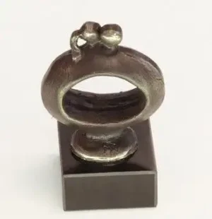 Beeldje Met aandacht voor elkaar