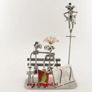 Liefdespaar op een bankje met fotolijstje