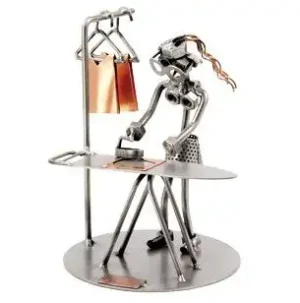 Beeldje strijkende huisvrouw