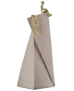 Beeld - Sculptuur - Samen obstacels overwinnen - Goud - Beige - Polyresin - Hoogte 26 cm