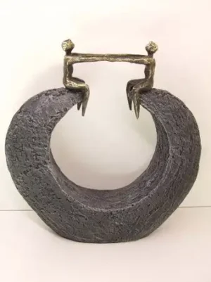 Beeldje brons Samen staan we sterk